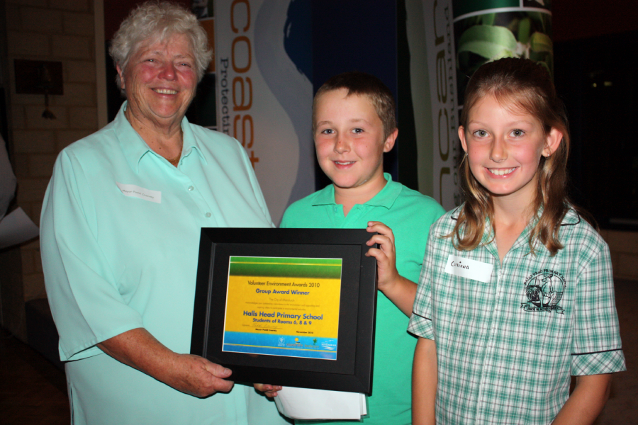 Mayor Paddi Creevy presenting an Environmntal Volunteer Award to children from Halls Head Primary School